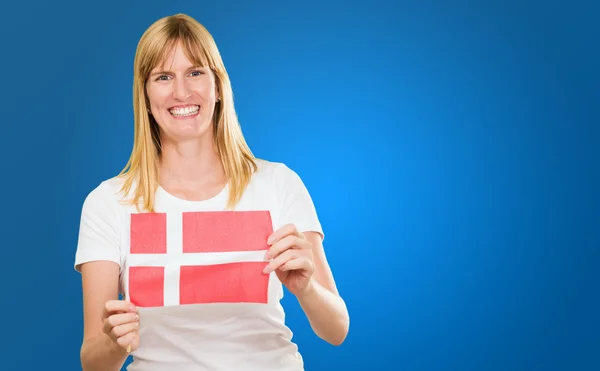 Mulher segurando uma bandeira denmark — Fotografia de Stock