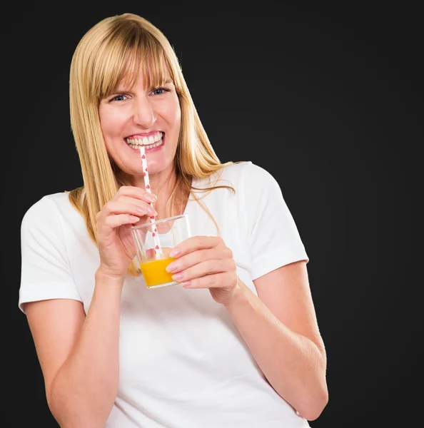 Donna che beve succo — Foto Stock