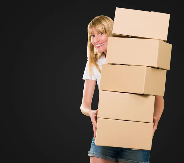 Vrouw met een stapel van vakken — Stockfoto