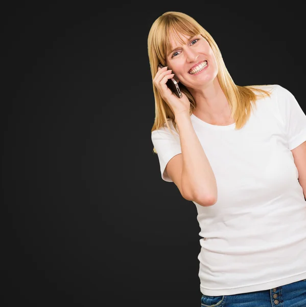 Donna felice che parla su un cellulare — Foto Stock