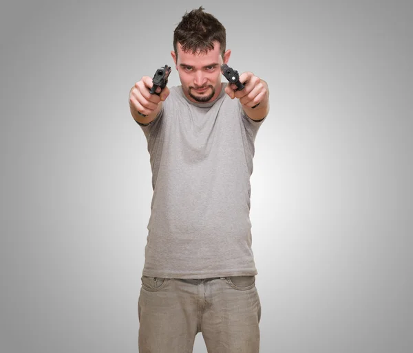 Retrato de un hombre sosteniendo pistola — Foto de Stock