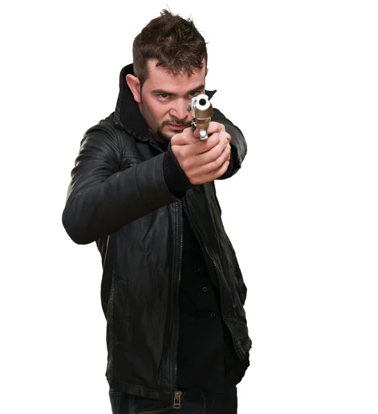 Jeune homme pointant avec un pistolet — Photo