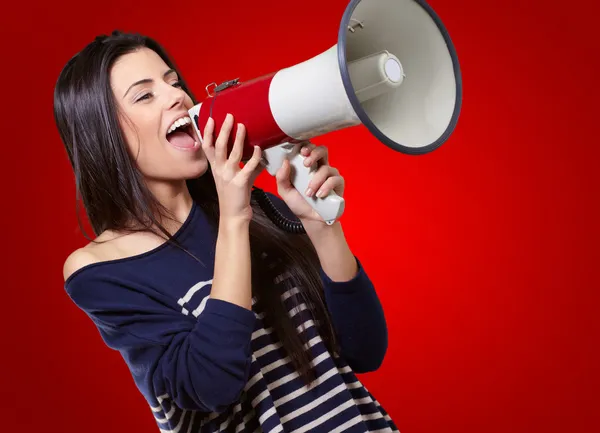 Retrato de uma fêmea com megafone — Fotografia de Stock