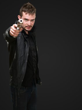 silah tutan bir adam portresi