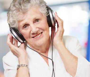 müzik dinleme sırasında bir kadın portresi