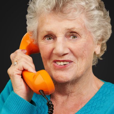 Olgun kadın telefonla konuşuyor,