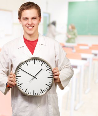 bir saat tutan bir doktor portresi