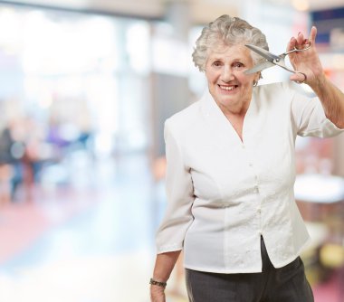 kadın kıdemli holding makas