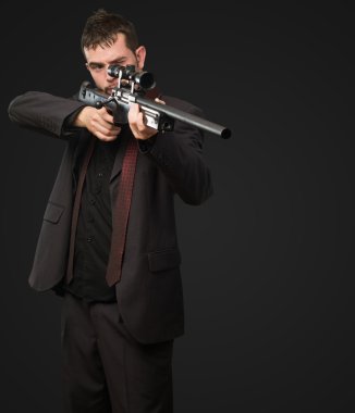 genç adam tüfekle nişan