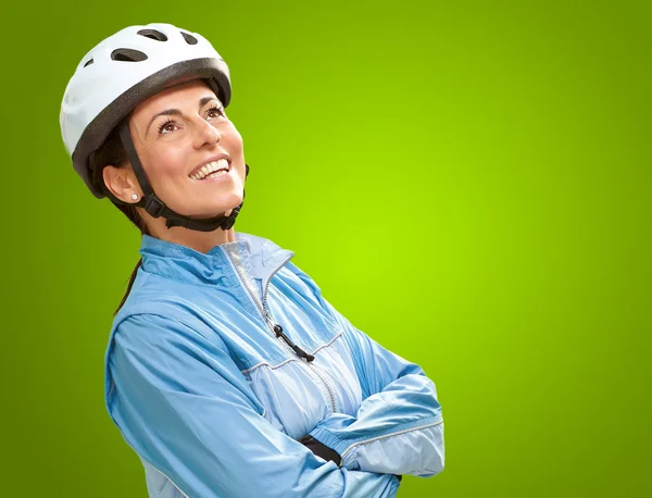 Mujeres sonriendo con las manos dobladas — Foto de Stock