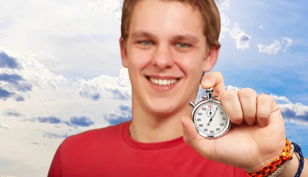 Retrato de un joven sosteniendo un cronómetro —  Fotos de Stock