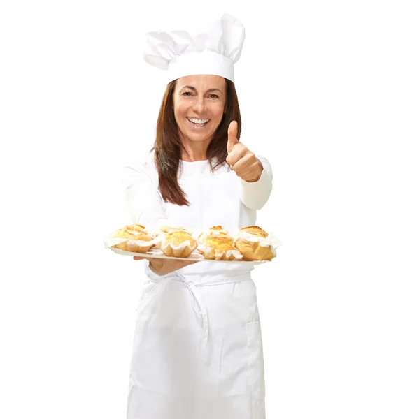 Mulher Chef Segurando alimentos cozidos — Fotografia de Stock