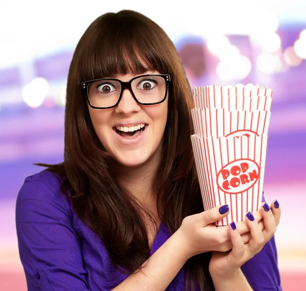 Donna casuale che tiene il contenitore del popcorn — Foto Stock