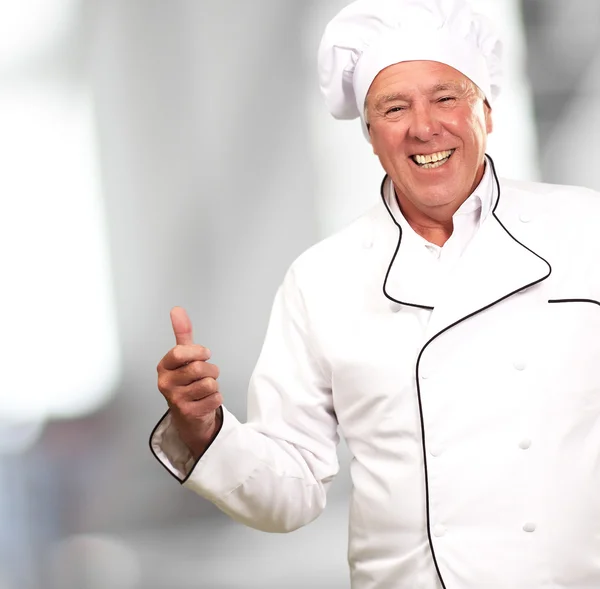 Retrato de um cozinheiro Chef com sinal de mão — Fotografia de Stock