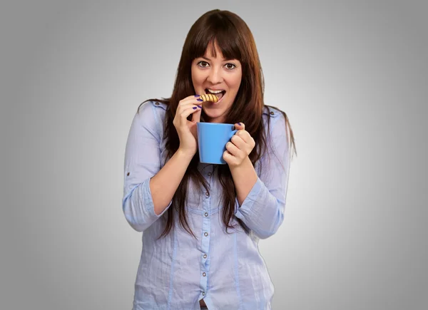 Mulher bonita com café e biscoitos — Fotografia de Stock