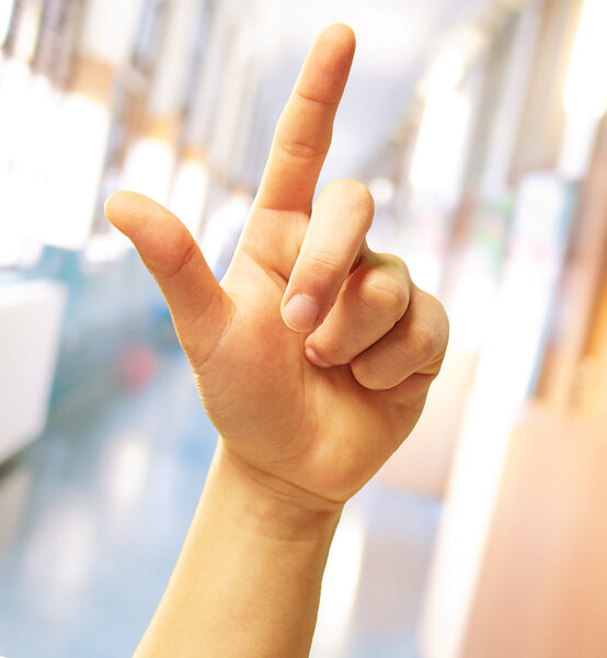 Человеческая рука с указательным пальцем

