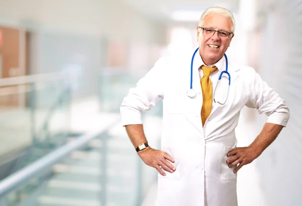 Hombre mayor médico con la mano en la cadera —  Fotos de Stock