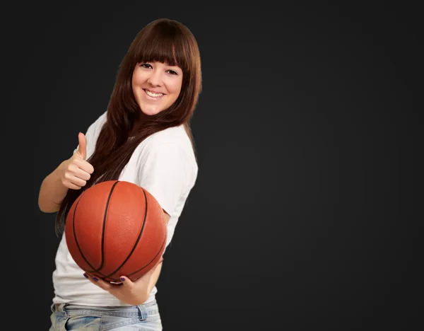 Retrato de una joven mujer con una pelota de fútbol — Foto de Stock