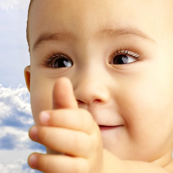 Portret van babyjongen uitbreiding hand — Stockfoto