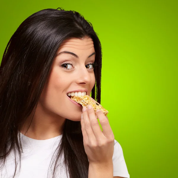 Frau isst einen Müsliriegel — Stockfoto