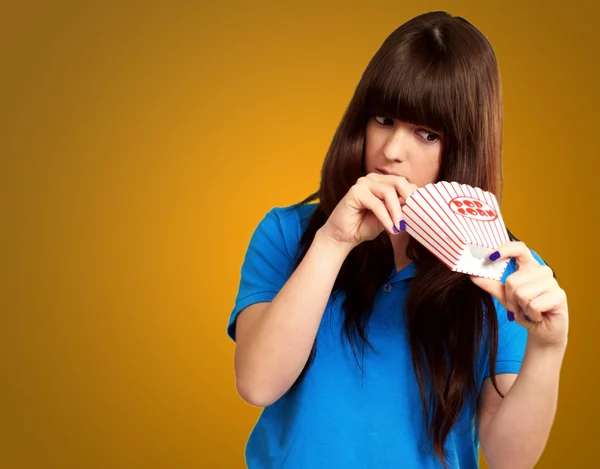 Девушка смотрит через пустой пакет попкорна — стоковое фото