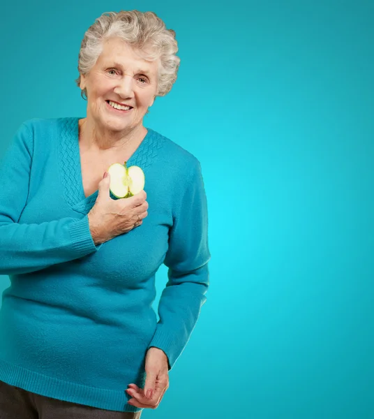 Πορτρέτο του ευτυχής ώριμη γυναίκα, κρατώντας το μήλο — Φωτογραφία Αρχείου