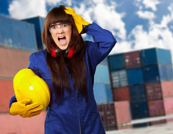 Retrato de una joven trabajadora — Foto de Stock