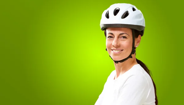 Mujer usando casco con las manos dobladas — Foto de Stock