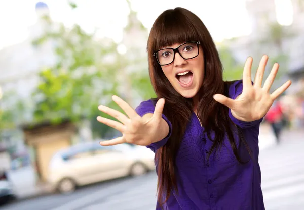 Vrouw stoppen met handen — Stockfoto