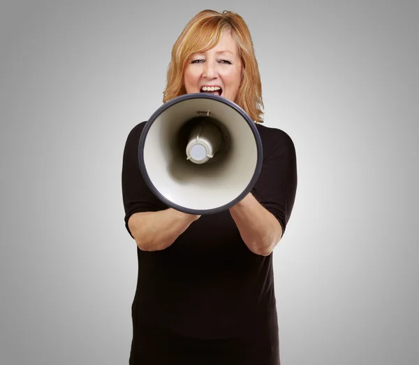 Mulher gritando em um megafone — Fotografia de Stock