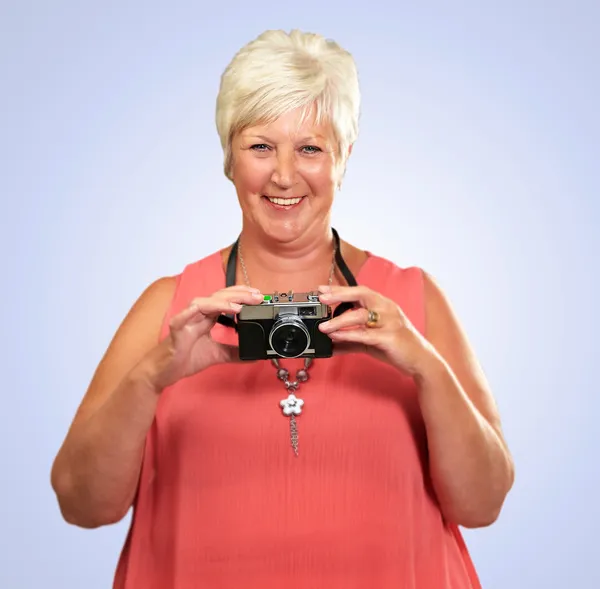 Senior mulher segurando câmera — Fotografia de Stock