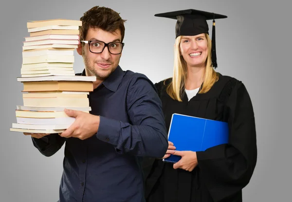 Dos jóvenes estudiantes sosteniendo libro — Foto de Stock