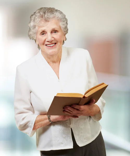 Primo piano di una donna mentre tiene libro — Foto Stock