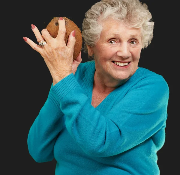 Senior glad kvinna anläggning kokos — Stockfoto