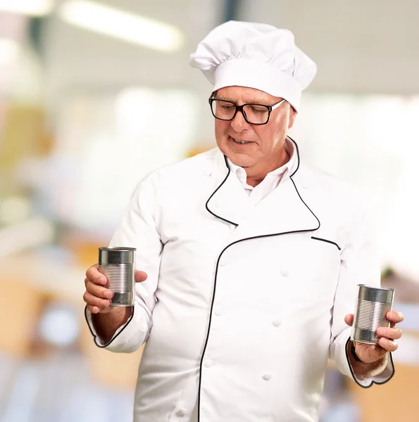 Retrato de um chef segurando latas de lata — Fotografia de Stock