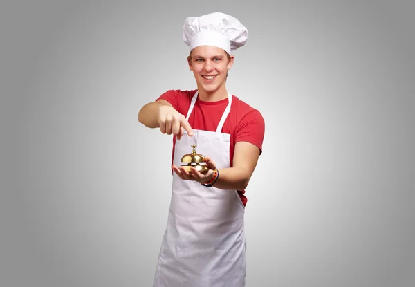 Retrato de un hombre feliz sosteniendo la campana — Foto de Stock