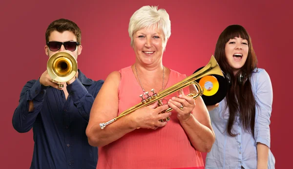 Genieten van muziek en gelukkige familie — Stockfoto