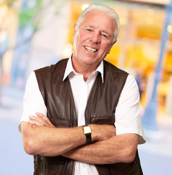 Senior Man Standing With Arms Crossed — Stock Photo, Image