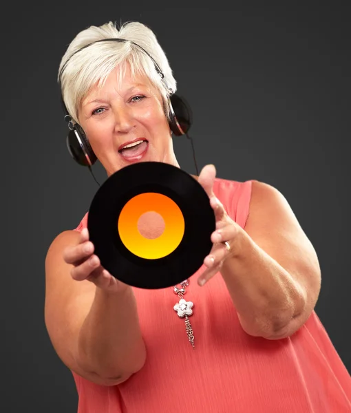 Retrato de una mujer mayor con auriculares —  Fotos de Stock