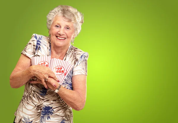 Porträt einer Seniorin mit Popcorn-Schachtel — Stockfoto