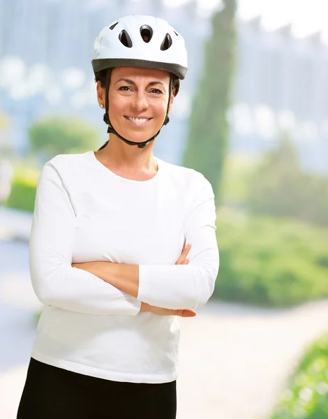 Женщина в шлеме со сложенными руками — стоковое фото