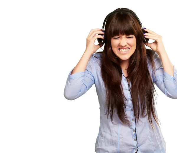 Раздраженная девушка слушает музыку — стоковое фото