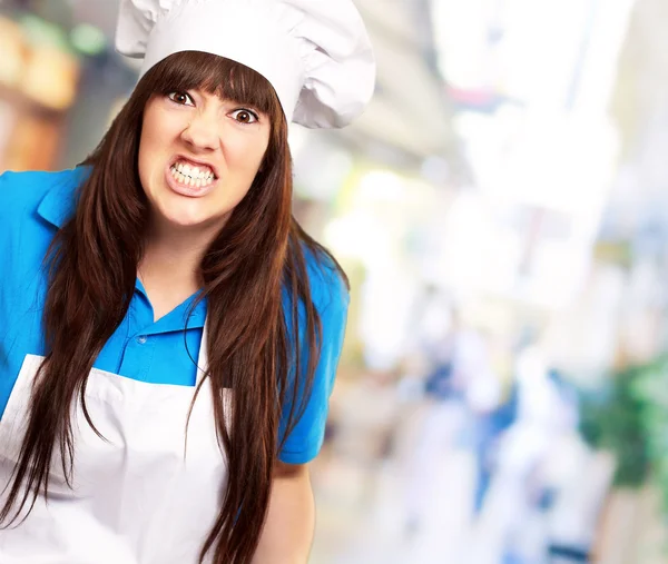 Portrét ženské šéfkuchař zaťal — Stock fotografie
