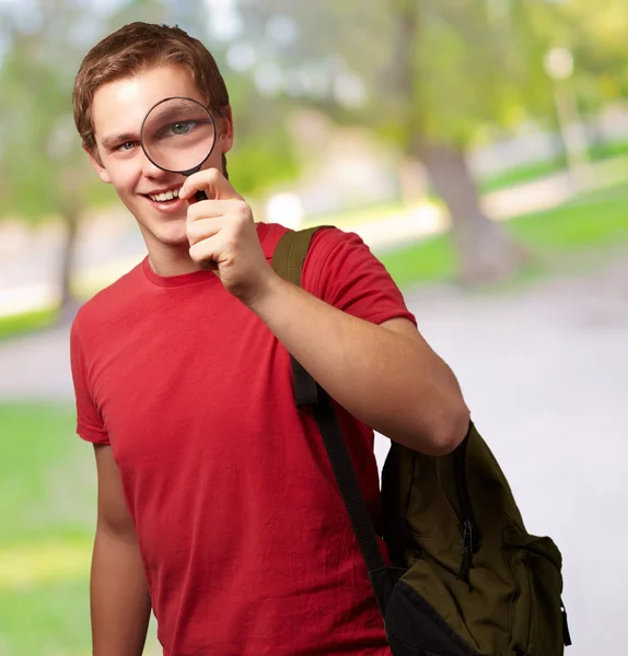 Portret van een student op zoek via Vergrootglas — Stockfoto