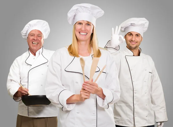Grupp av glada kockens på jobbet — Stockfoto