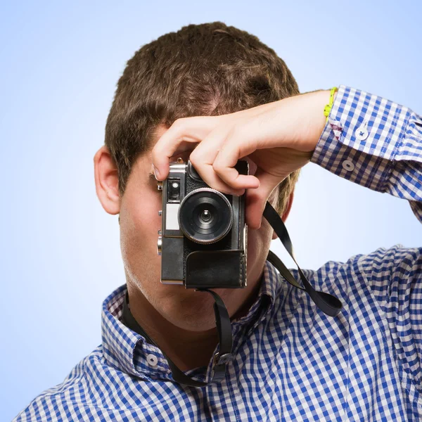 Man Looking Through A Vintage Camera — Stock Photo, Image