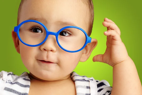 Retrato de menino vestindo óculos azuis — Fotografia de Stock