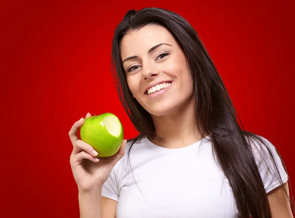 リンゴを食べる女性の肖像画 — ストック写真