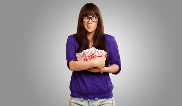Девушка с пустым пакетиком попкорна — стоковое фото
