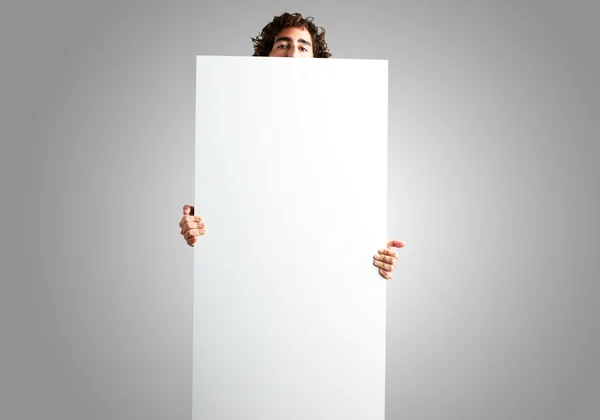 Retrato de homem segurando um cartaz em branco — Fotografia de Stock